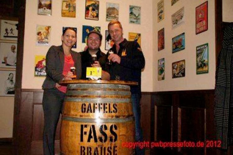 Die Gastgeber Annett Lockenvitz und Heiko Lockenvitz nehmen Björn Heuser in ihre Mitte 